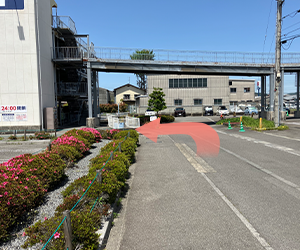 立体駐車場前を左折