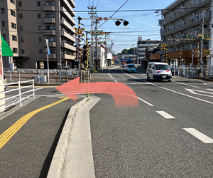 衣山駅の線路手前を左折