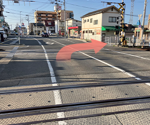 衣山駅の線路を渡って右折