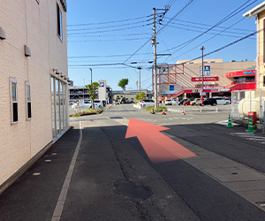 餃子の王将パルティ・フジ衣山店前を直進