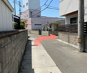 住宅街の十字路を右折